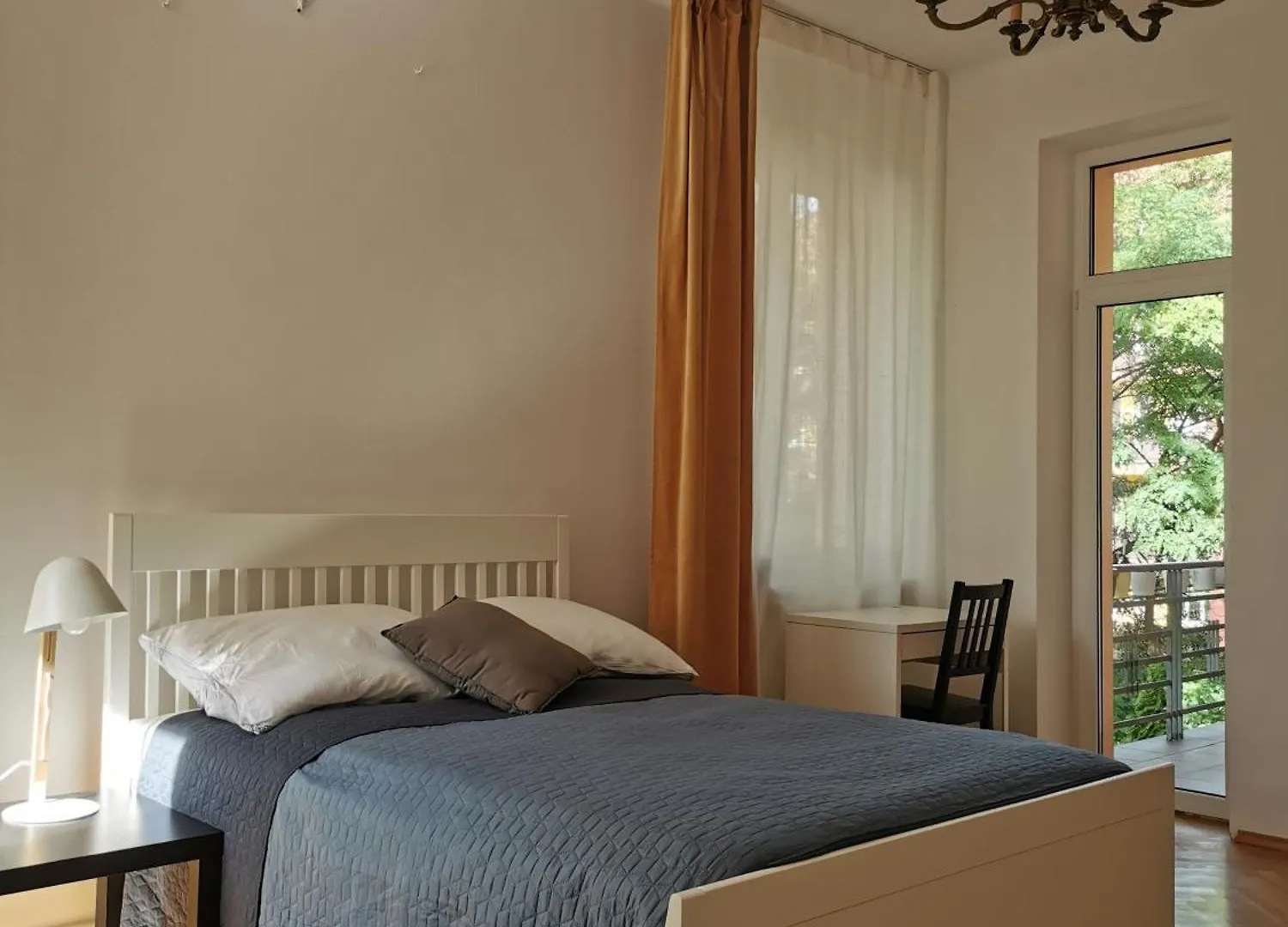 Cozy Spacious Apartment With Balcony Krakow