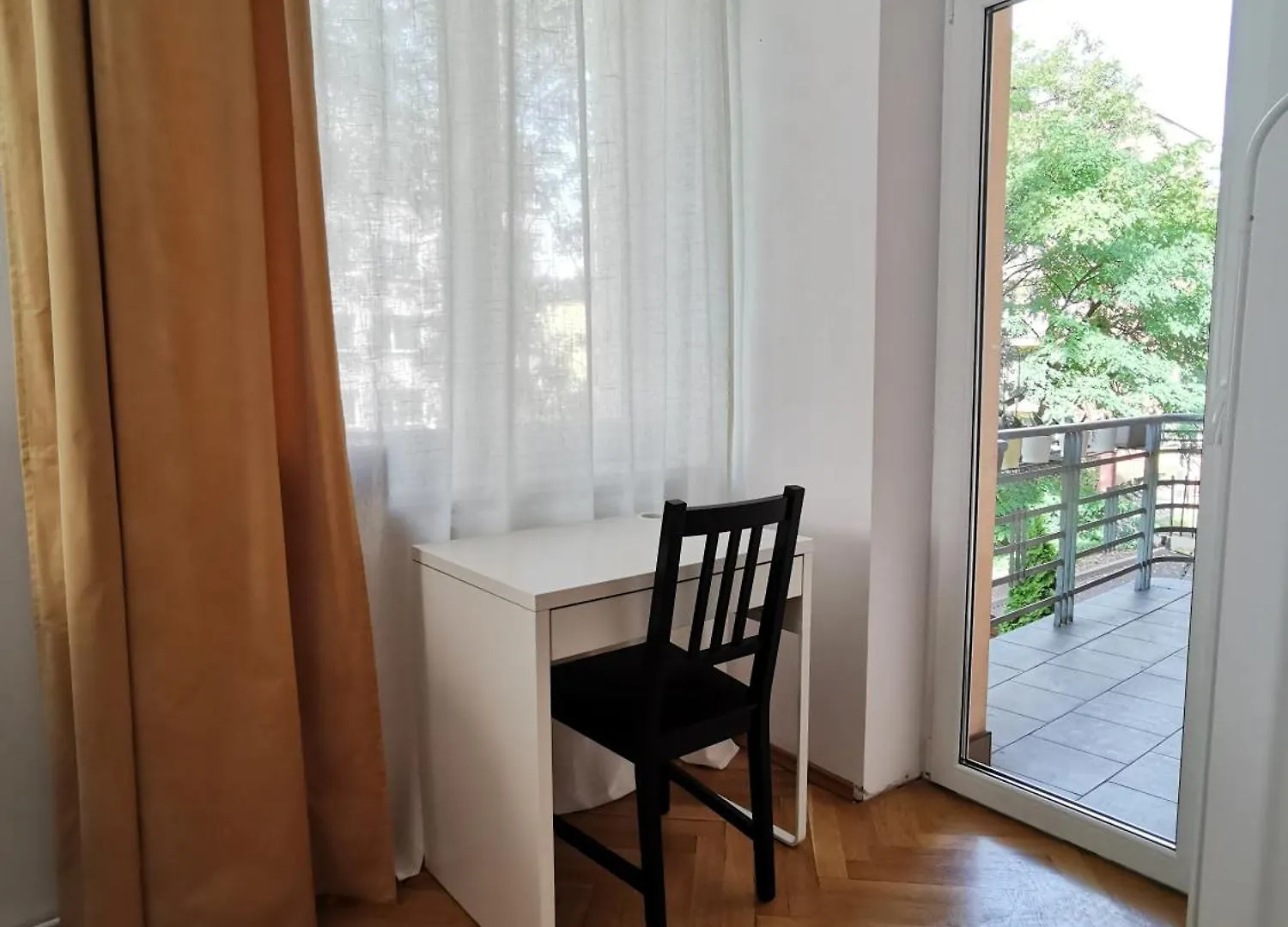 Cozy Spacious Apartment With Balcony Krakow