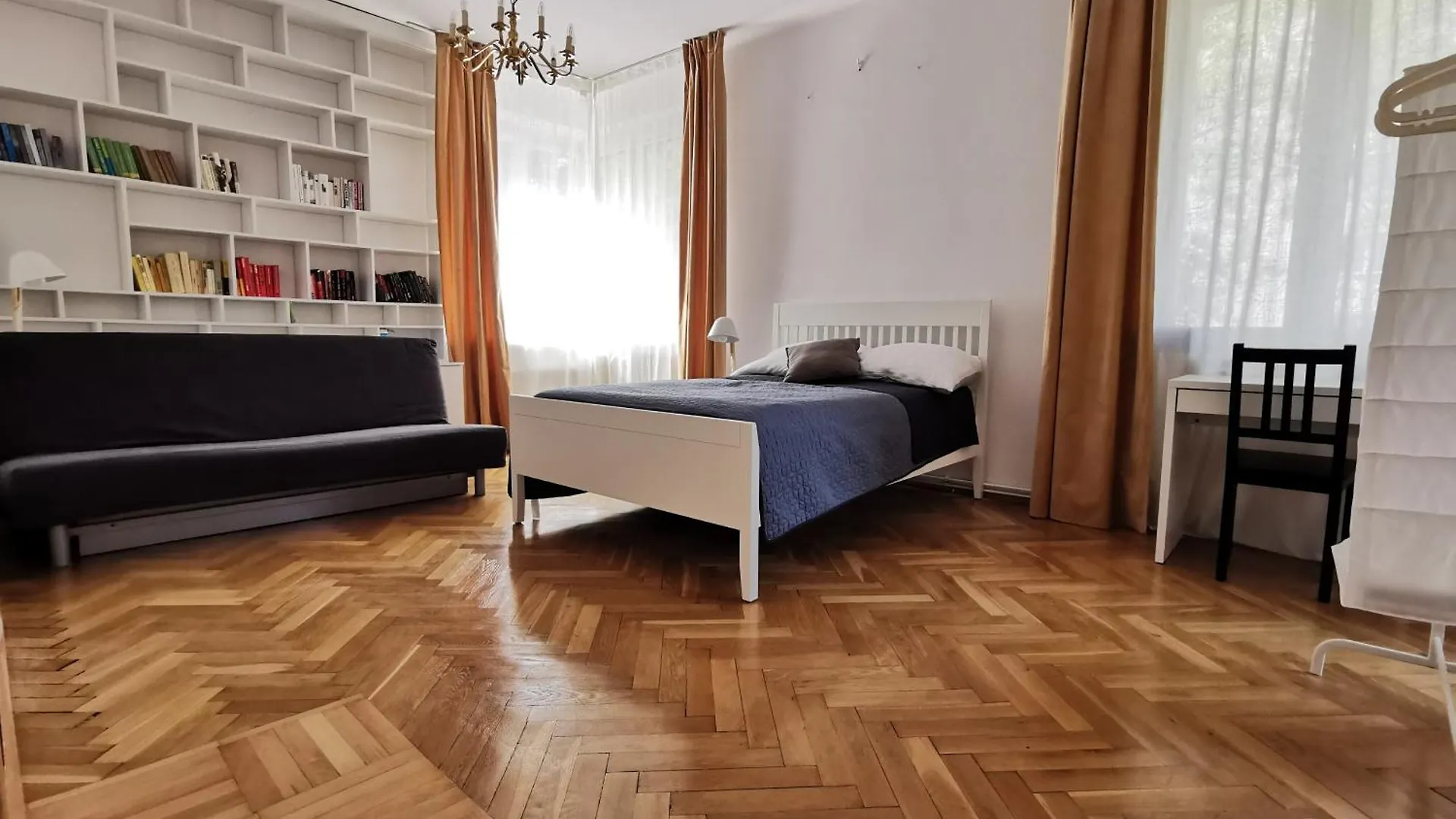 Cozy Spacious Apartment With Balcony contacts